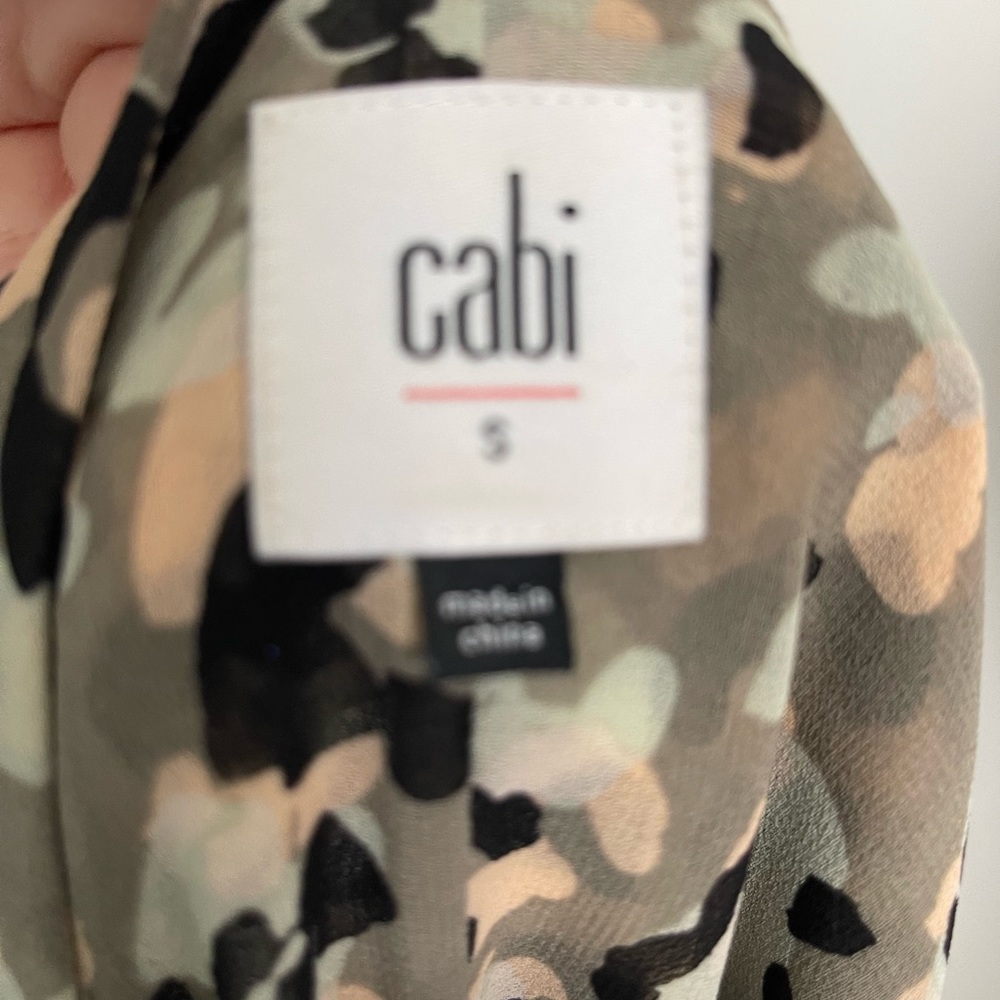 CAbi Off-The-Shoulder Top Camo Sz S - Picture 6 of 6